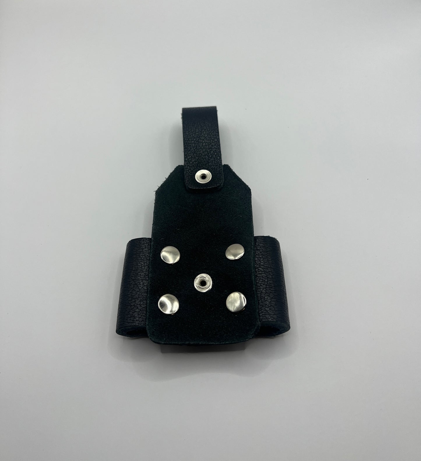 Rückseite eines schwarzen robusten Zangenhalters