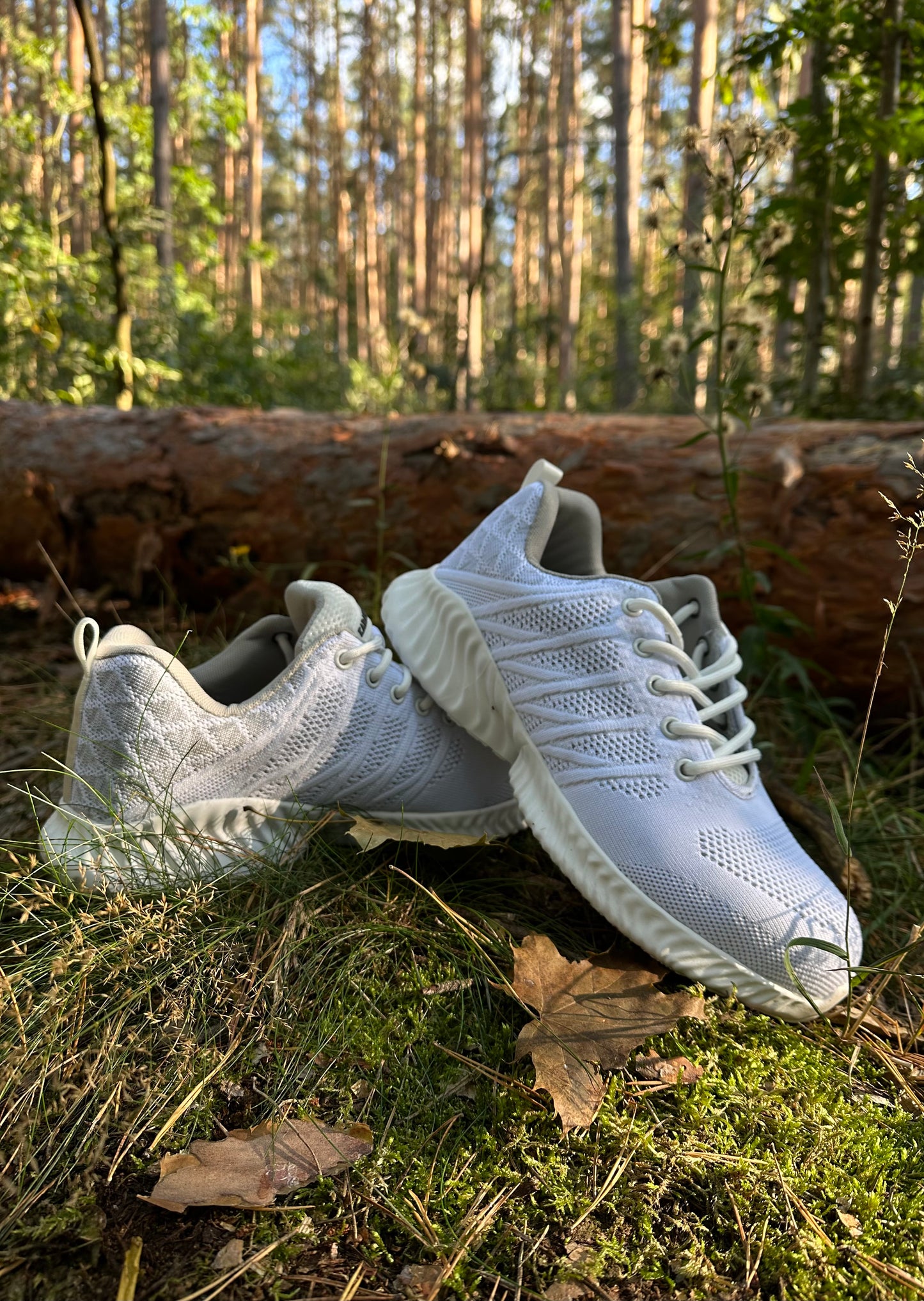 Weiße sportliche S3-Sicherheitsschuhe im Wald