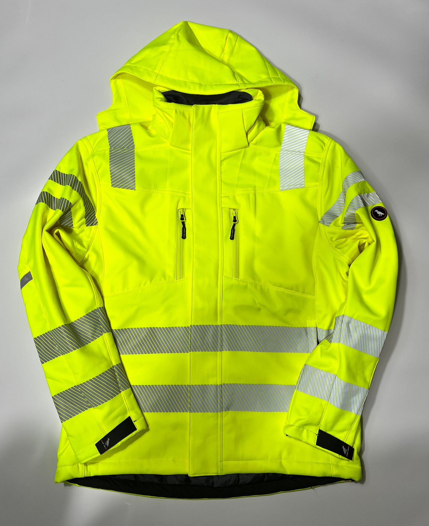 Vorderseite einer Softshelljacke in warngelb mit Reflektoren