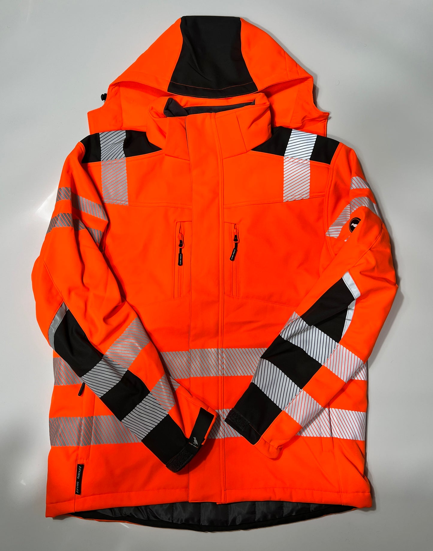 Vorderseite einer Softshelljacke in warnorange mit Reflektoren