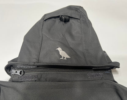 Schwarze Kapuze mit Logo und Regler entfernbar durch Reißverschluss