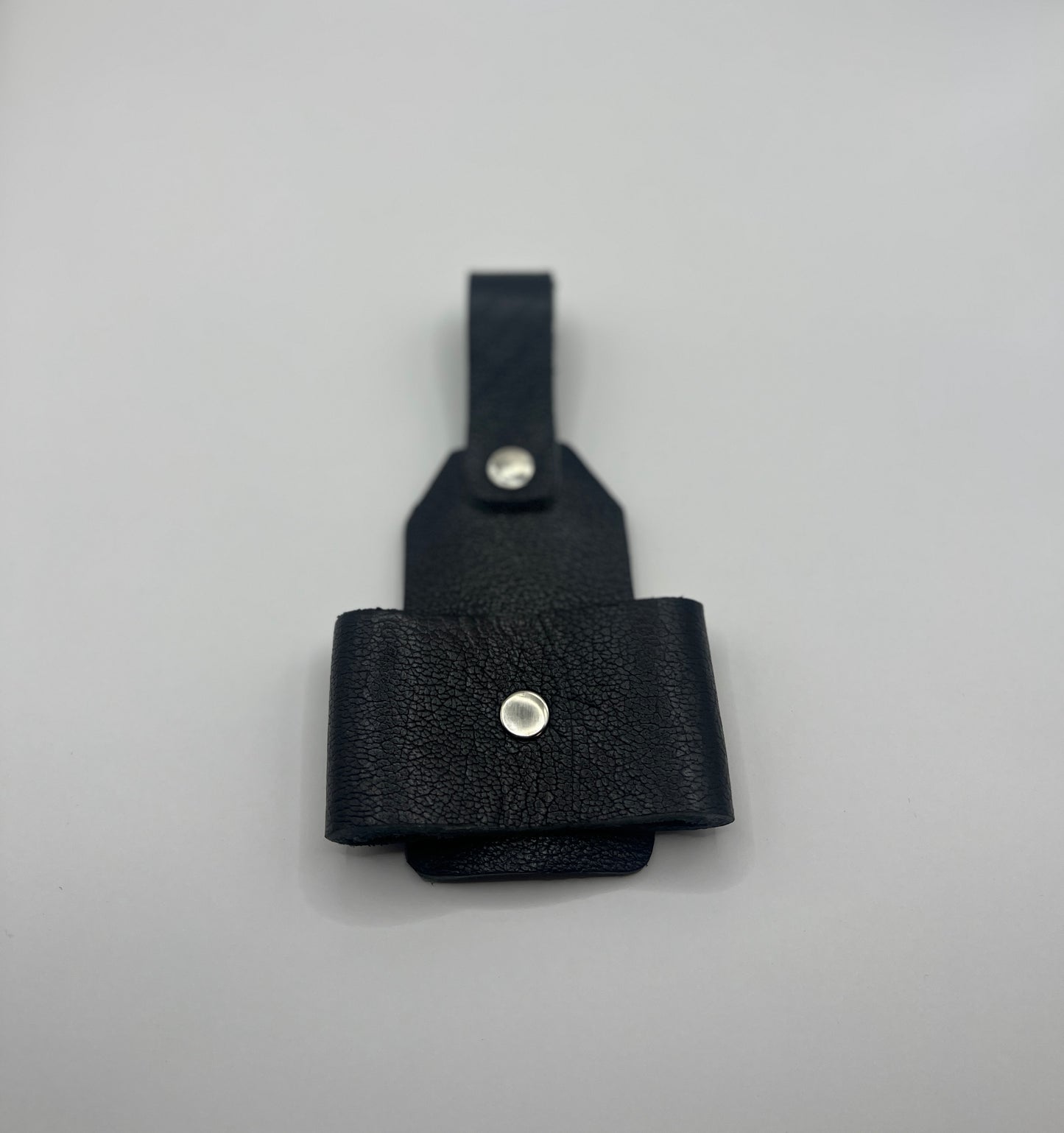 Vorderseite eines schwarzen robusten Zangenhalters