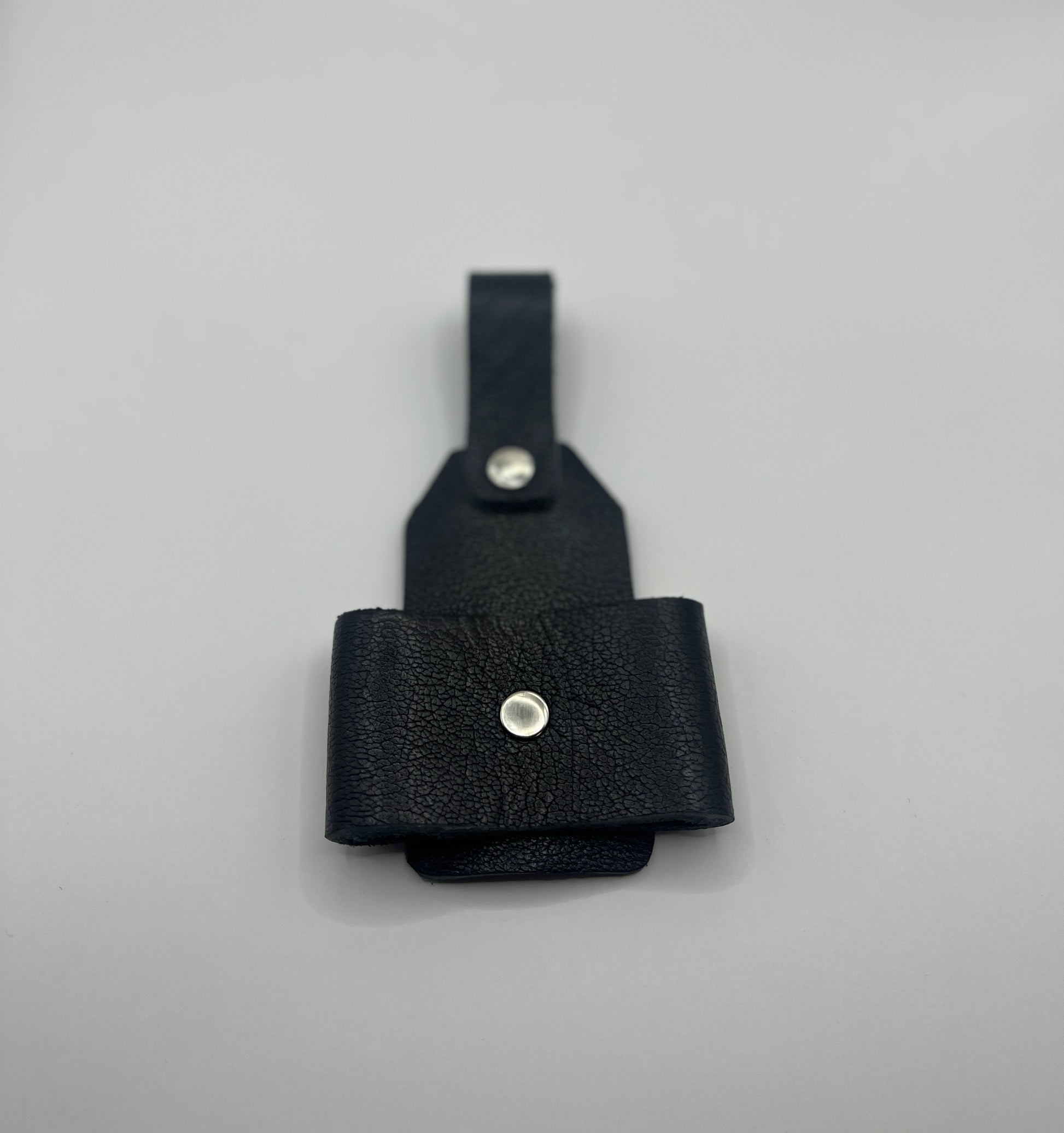 Vorderseite eines schwarzen robusten Zangenhalters