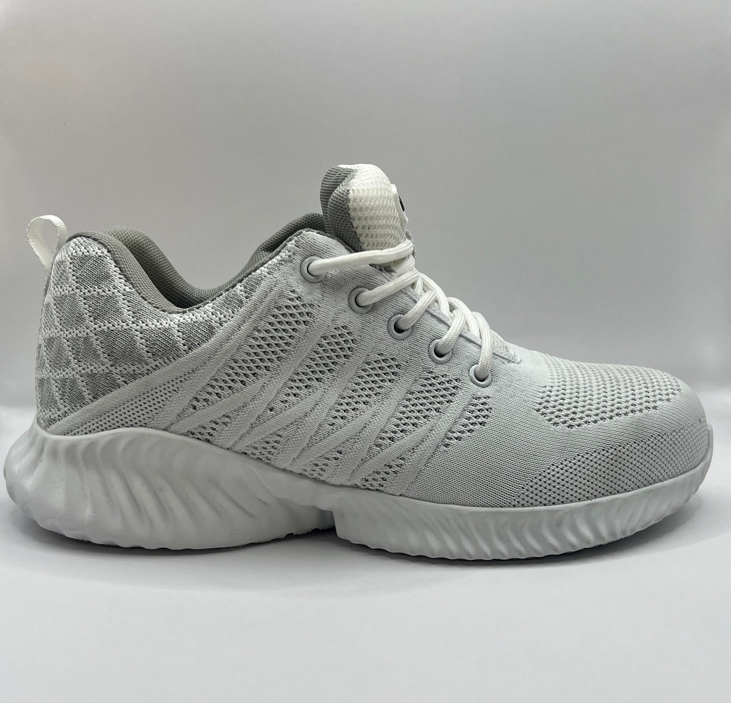 Sportlicher S3 Sicherheitsschuh in weißer Farbe mit grauen Akzenten