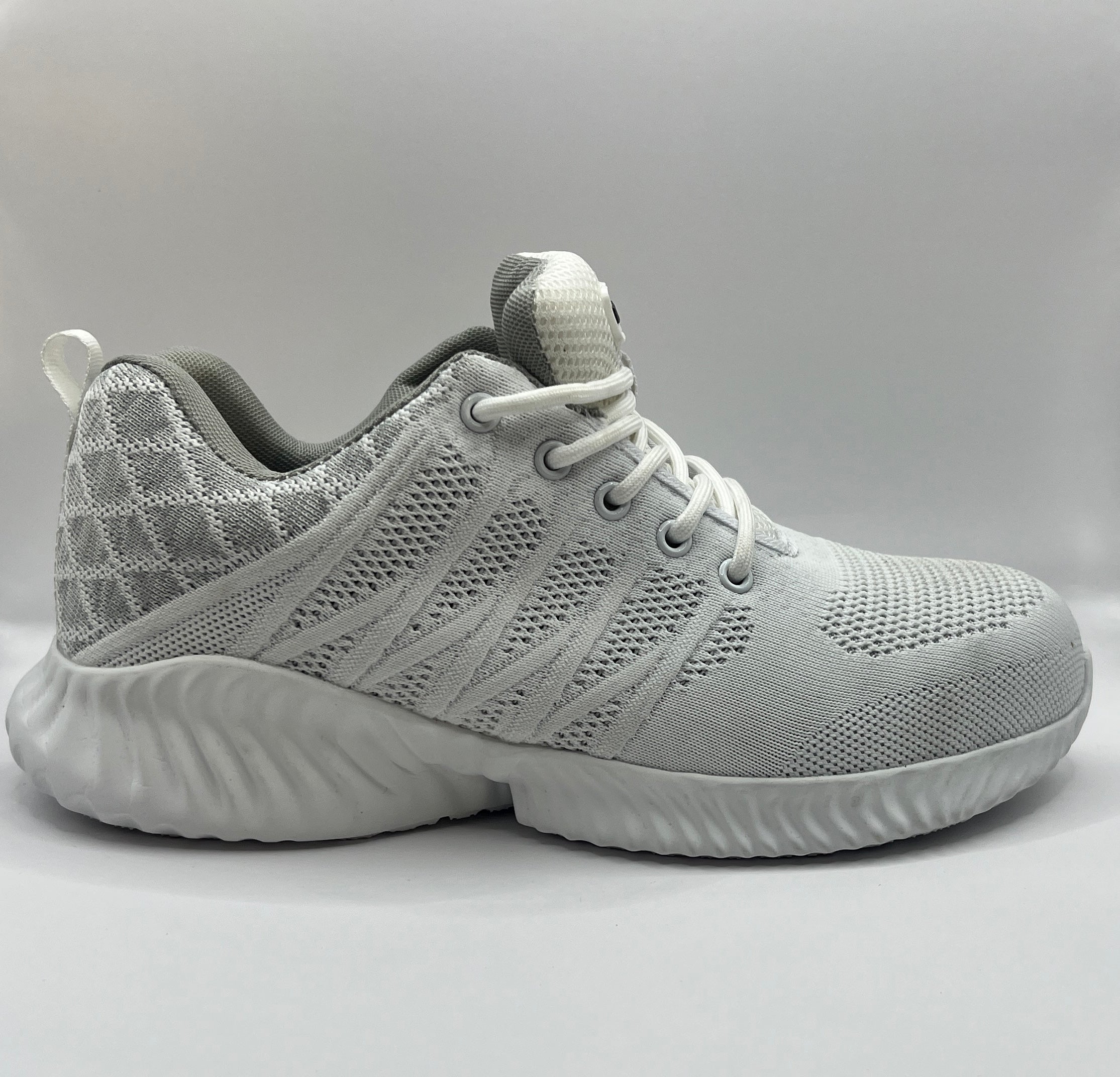 Sportlicher S3 Sicherheitsschuh in weißer Farbe mit grauen Akzenten