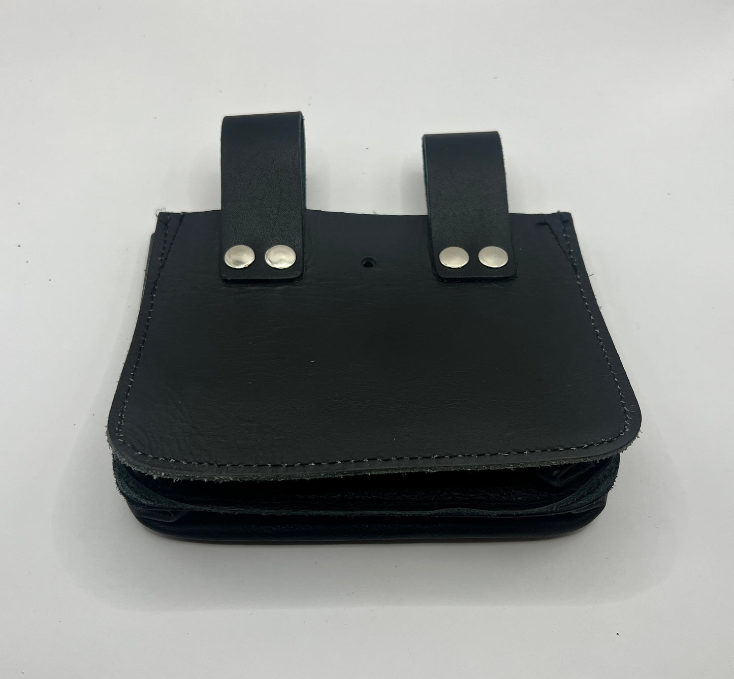 Rückseite einer schwarzen robusten Nageltasche