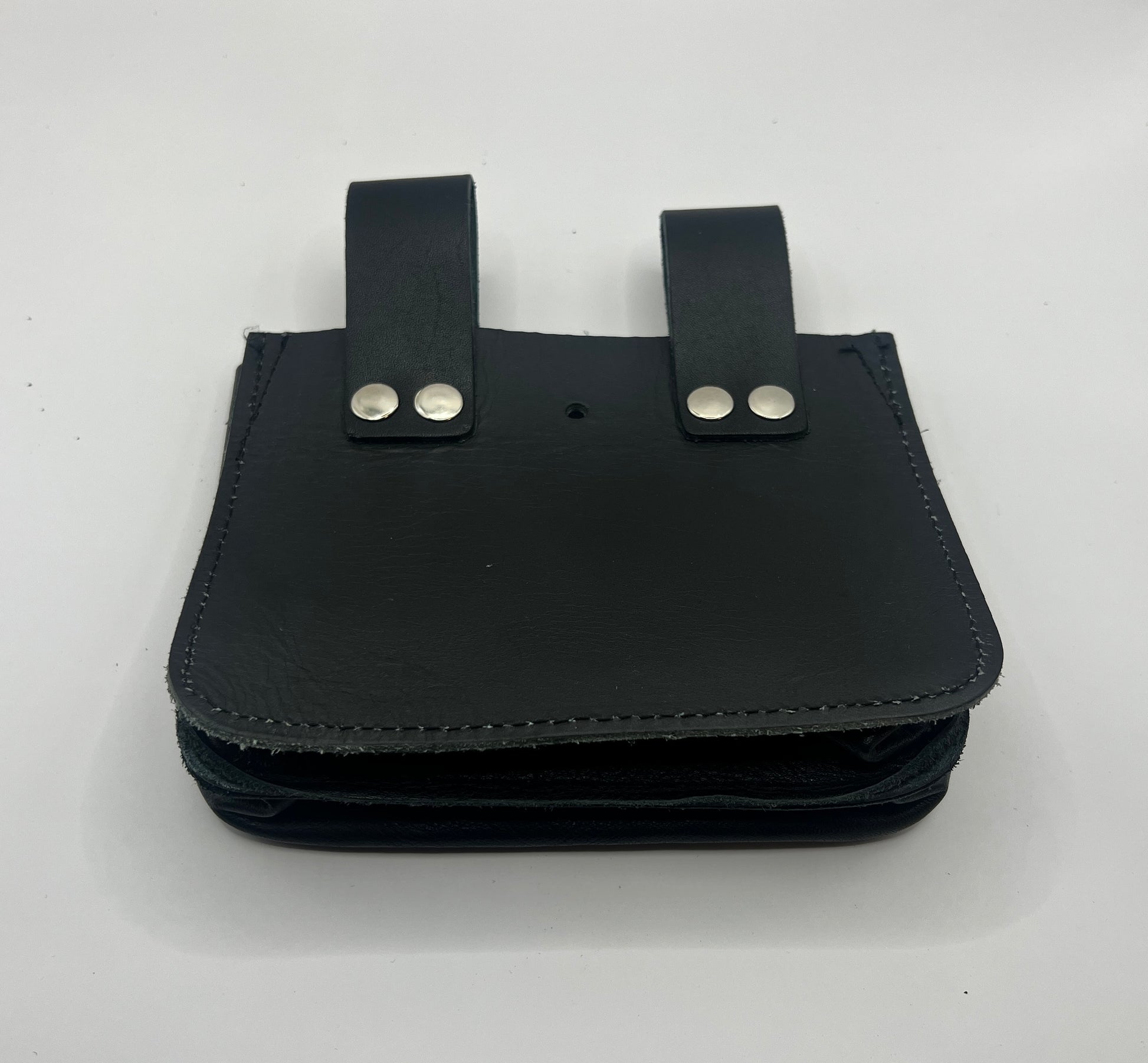 Rückseite einer schwarzen robusten Nageltasche