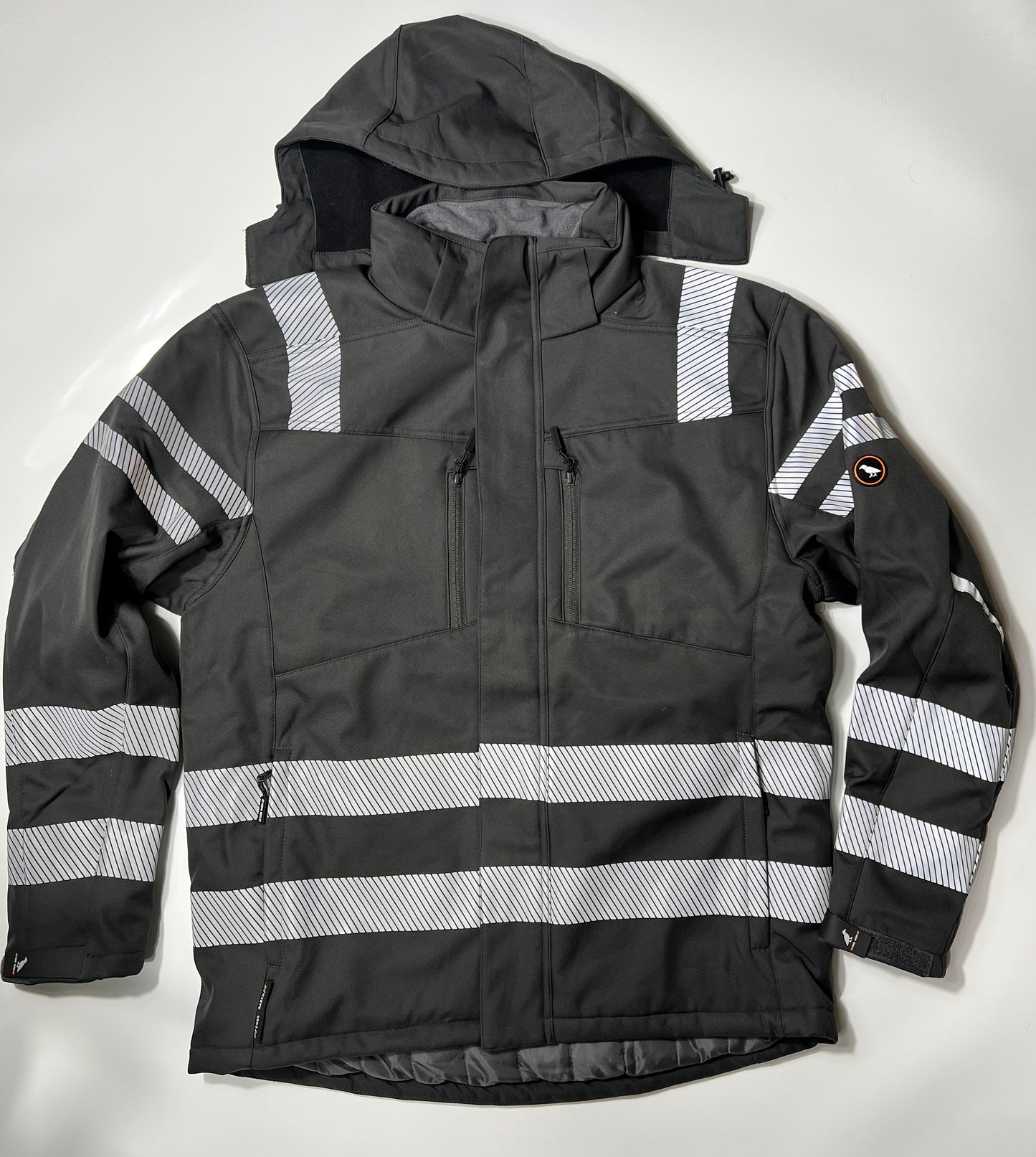 Vorderseite einer schwarzen Softshelljacke mit Reflektoren