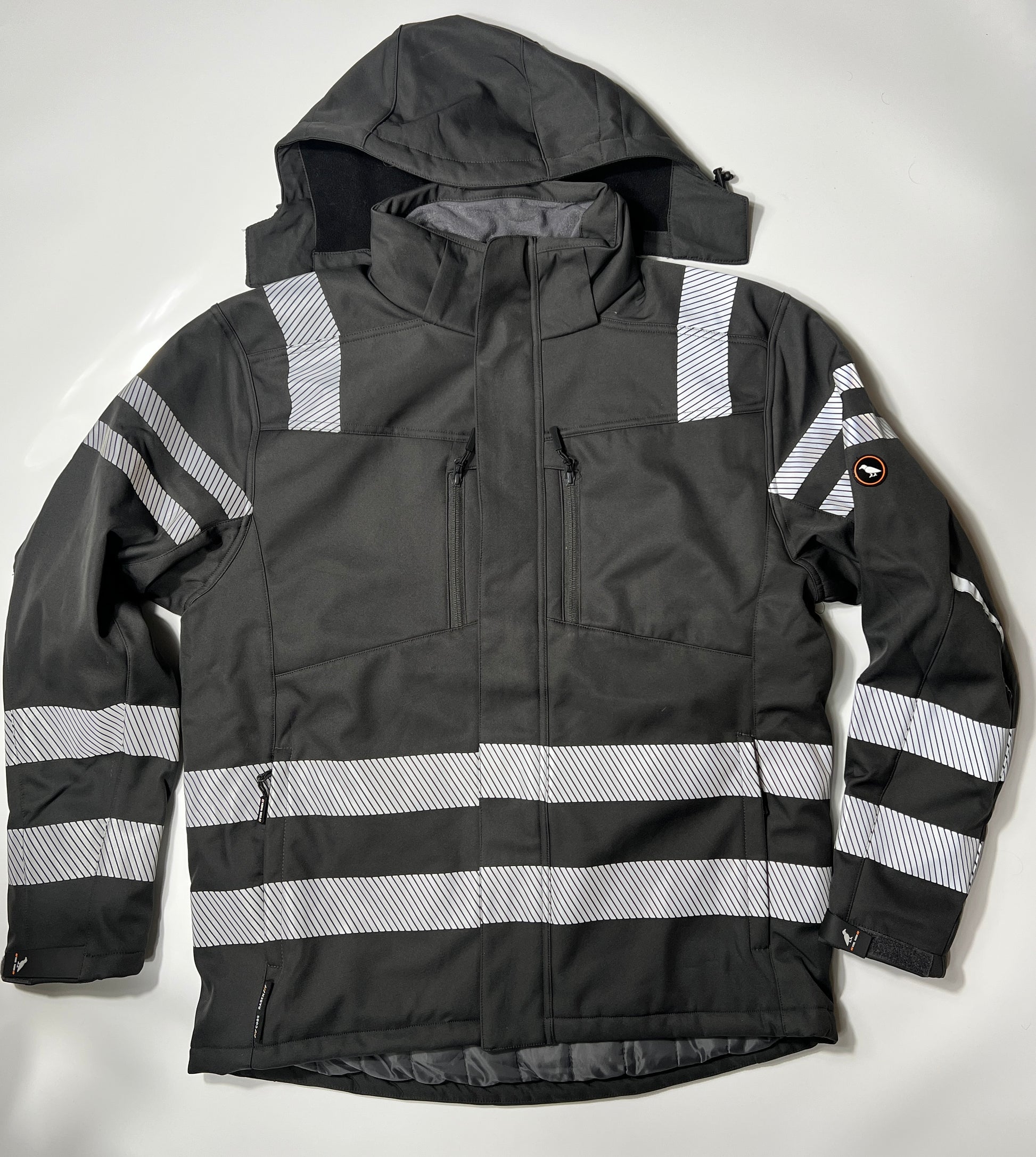 Vorderseite einer schwarzen Softshelljacke mit Reflektoren