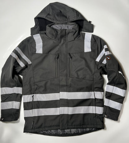 Vorderseite einer schwarzen Softshelljacke mit Reflektoren