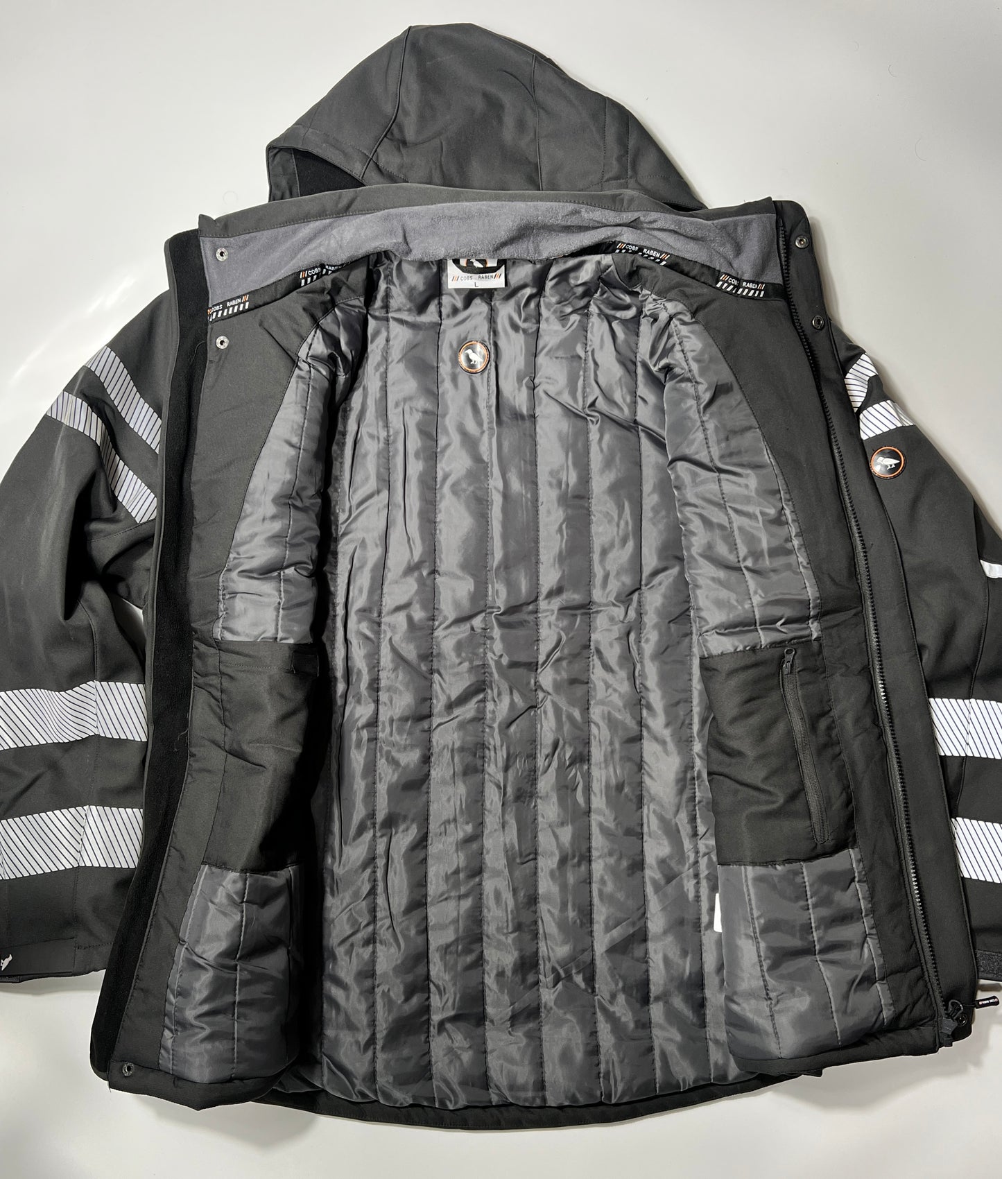 Steppfutter der schwarzen Softshelljacke mit Logo