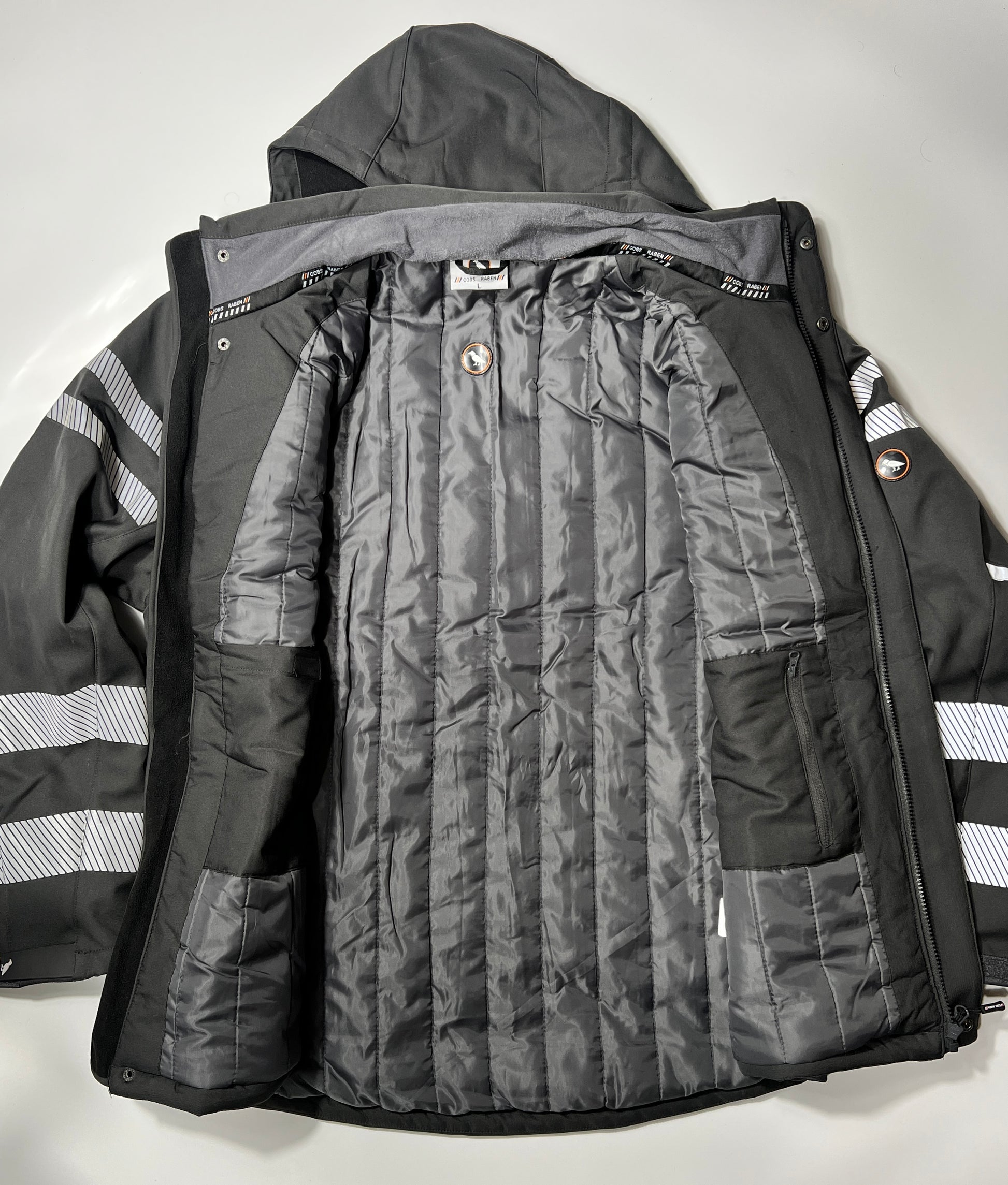 Steppfutter der schwarzen Softshelljacke mit Logo