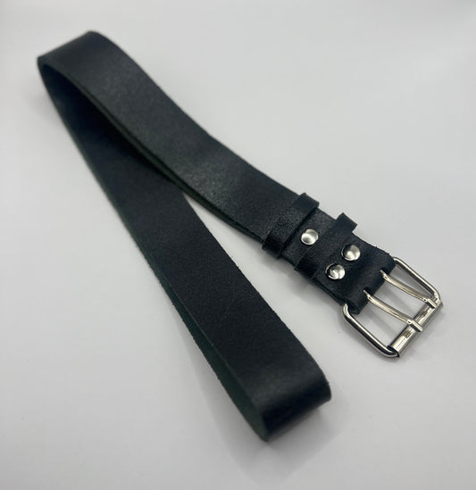 Schwarzer Ledergürtel mit zwei Faltschließen