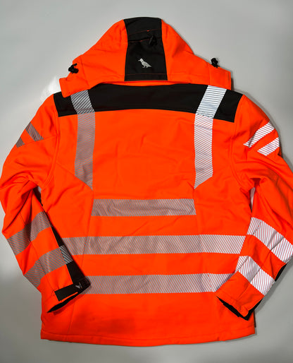 Rückseite einer Softshelljacke mit Reflektoren in warnorange 