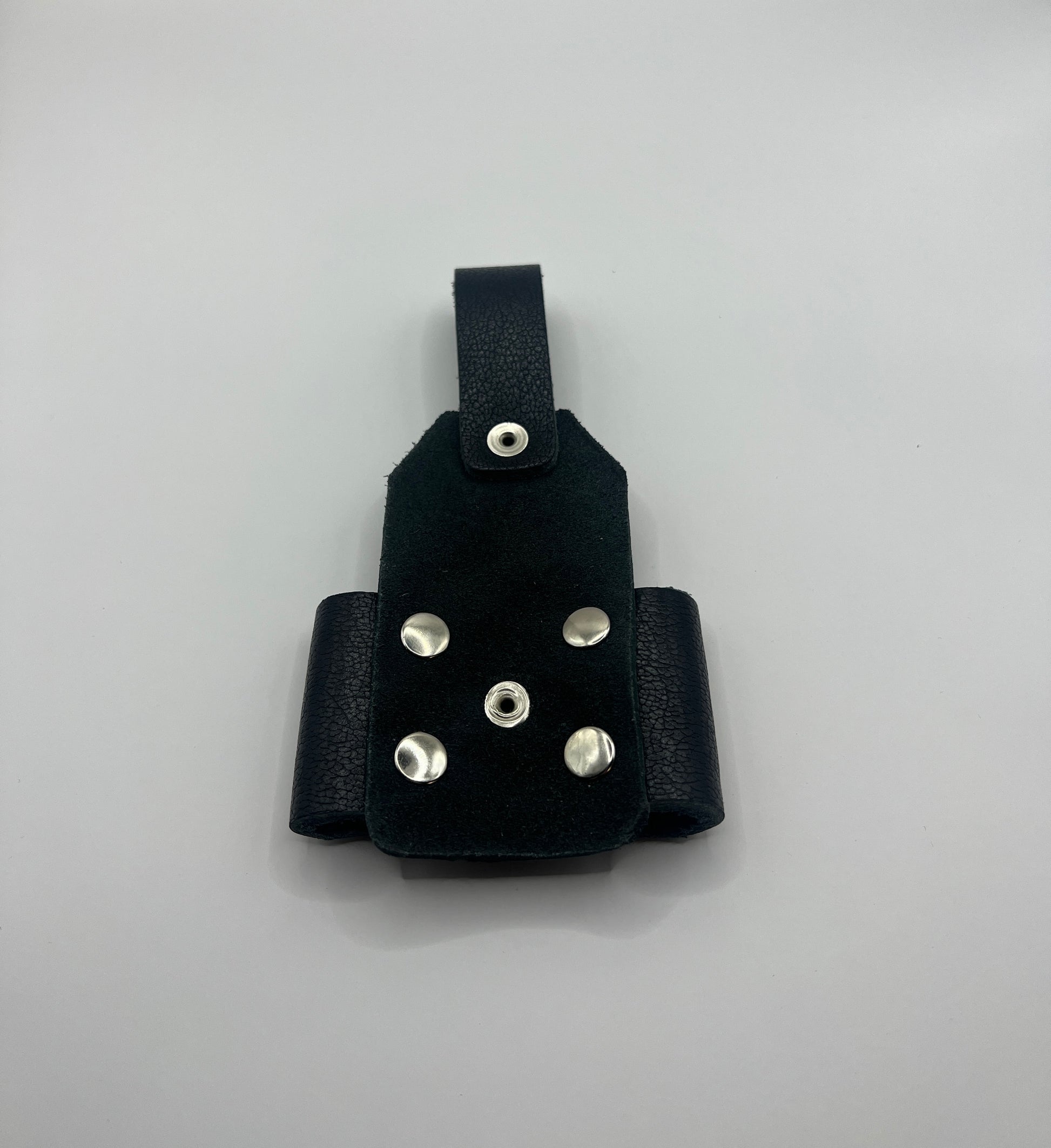 Rückseite eines schwarzen robusten Zangenhalters