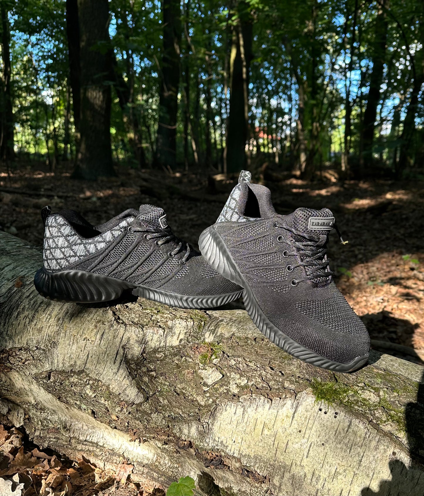 Schwarze sportliche S3-Sicherheitsschuhe im Wald