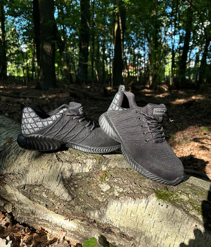 Schwarze sportliche S3-Sicherheitsschuhe im Wald