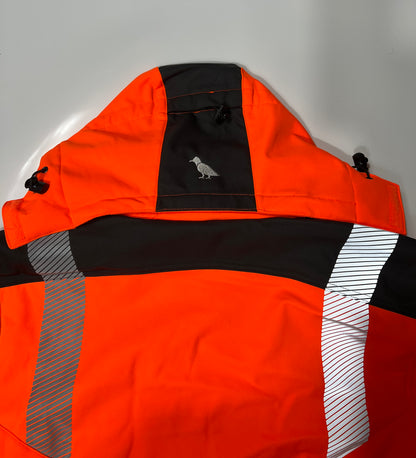 Rückseite der Kapuze der Softshelljacke in warnorange