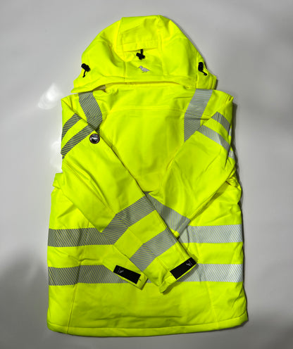 Rückseite einer Softshelljacke mit Reflektoren in warngelb