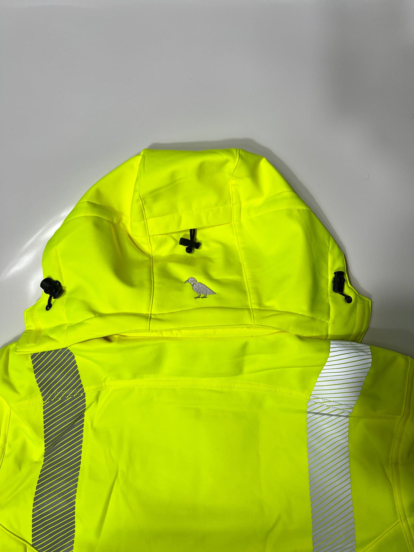 Rückseite der Kapuze der Softshelljacke in warngelb