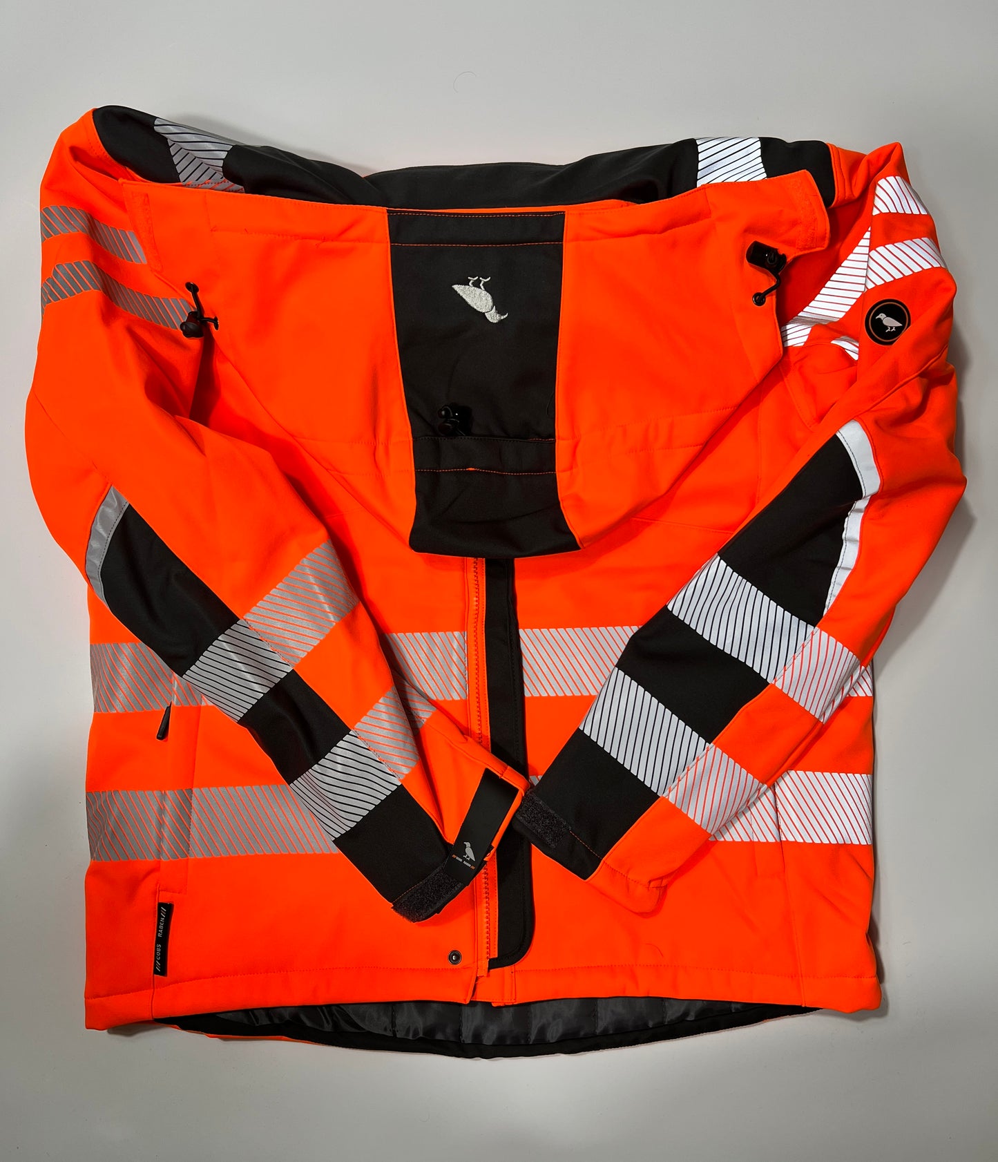 Vorderseite einer Softshelljacke in warnorange mit abgesenkter Kapuze