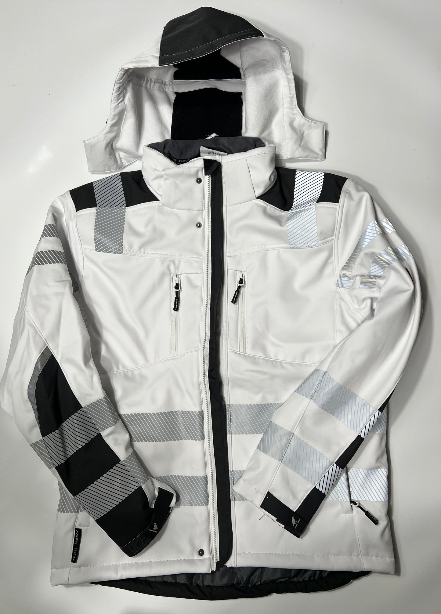 Vorderseite einer weißen Softshelljacke mit Reflektoren
