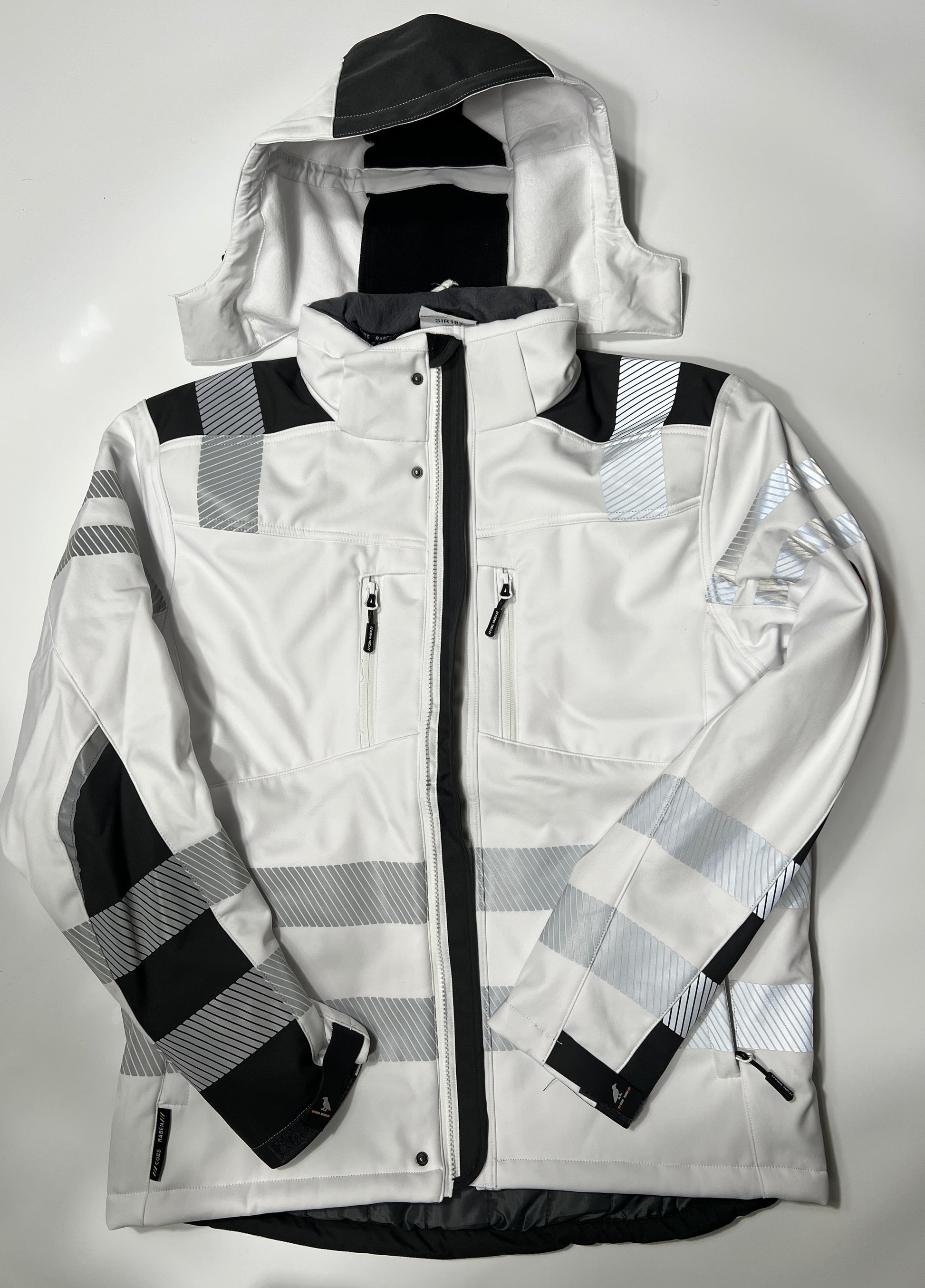 Vorderseite einer weißen Softshelljacke mit Reflektoren
