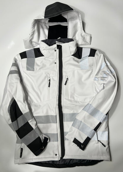 Vorderseite einer weißen Softshelljacke mit Reflektoren