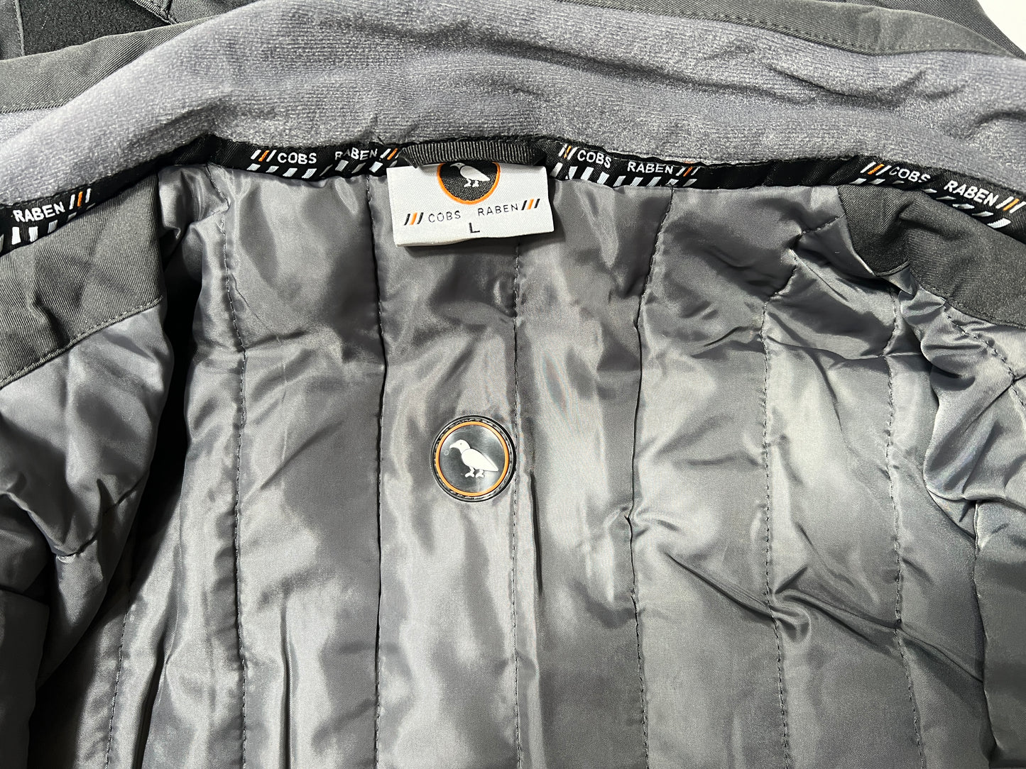 Kragenbereich mit Logo und Etikette