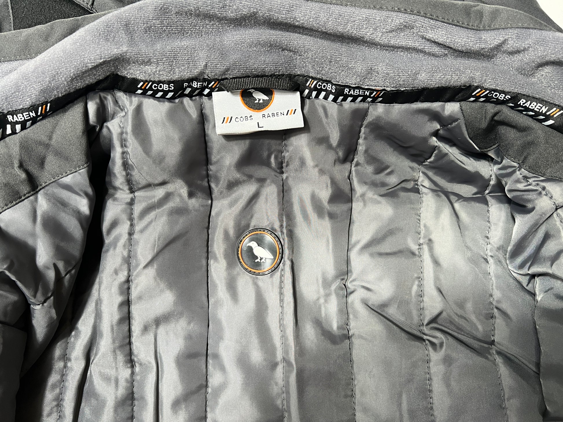 Kragenbereich mit Logo und Etikette