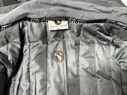 Kragenbereich mit Logo und Etikette