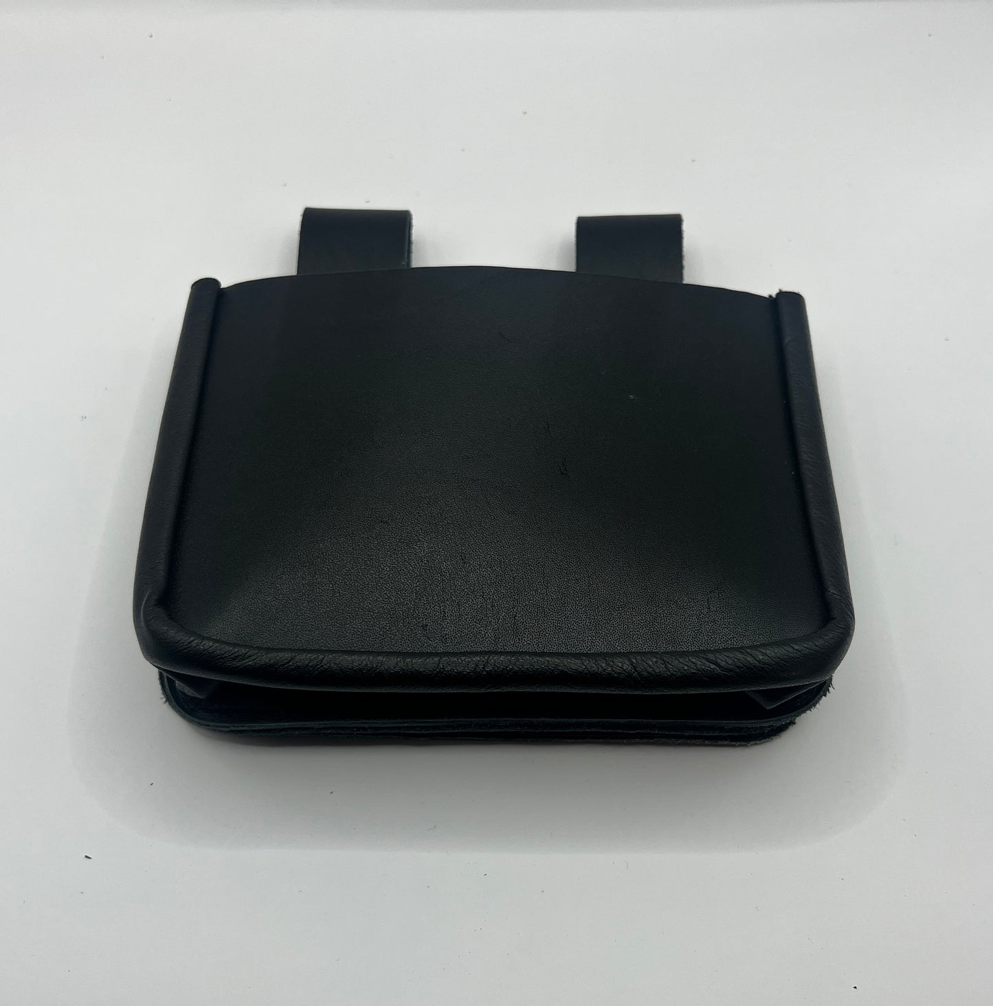 Vorderseite einer schwarzen robusten Nageltasche