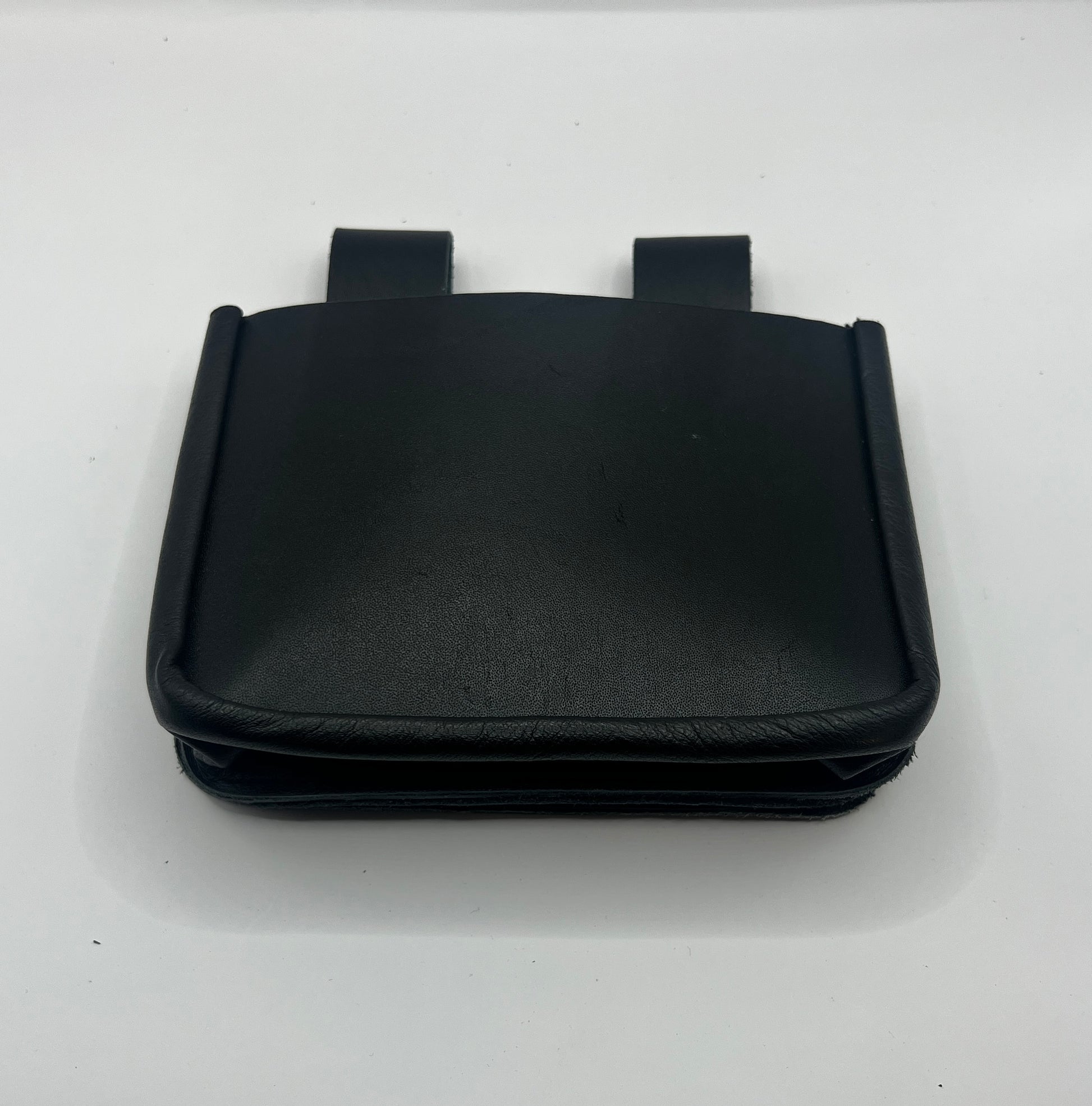 Vorderseite einer schwarzen robusten Nageltasche