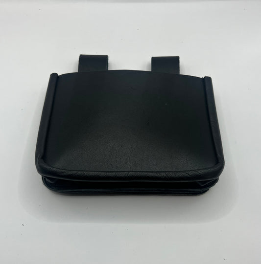 Vorderseite einer schwarzen robusten Nageltasche