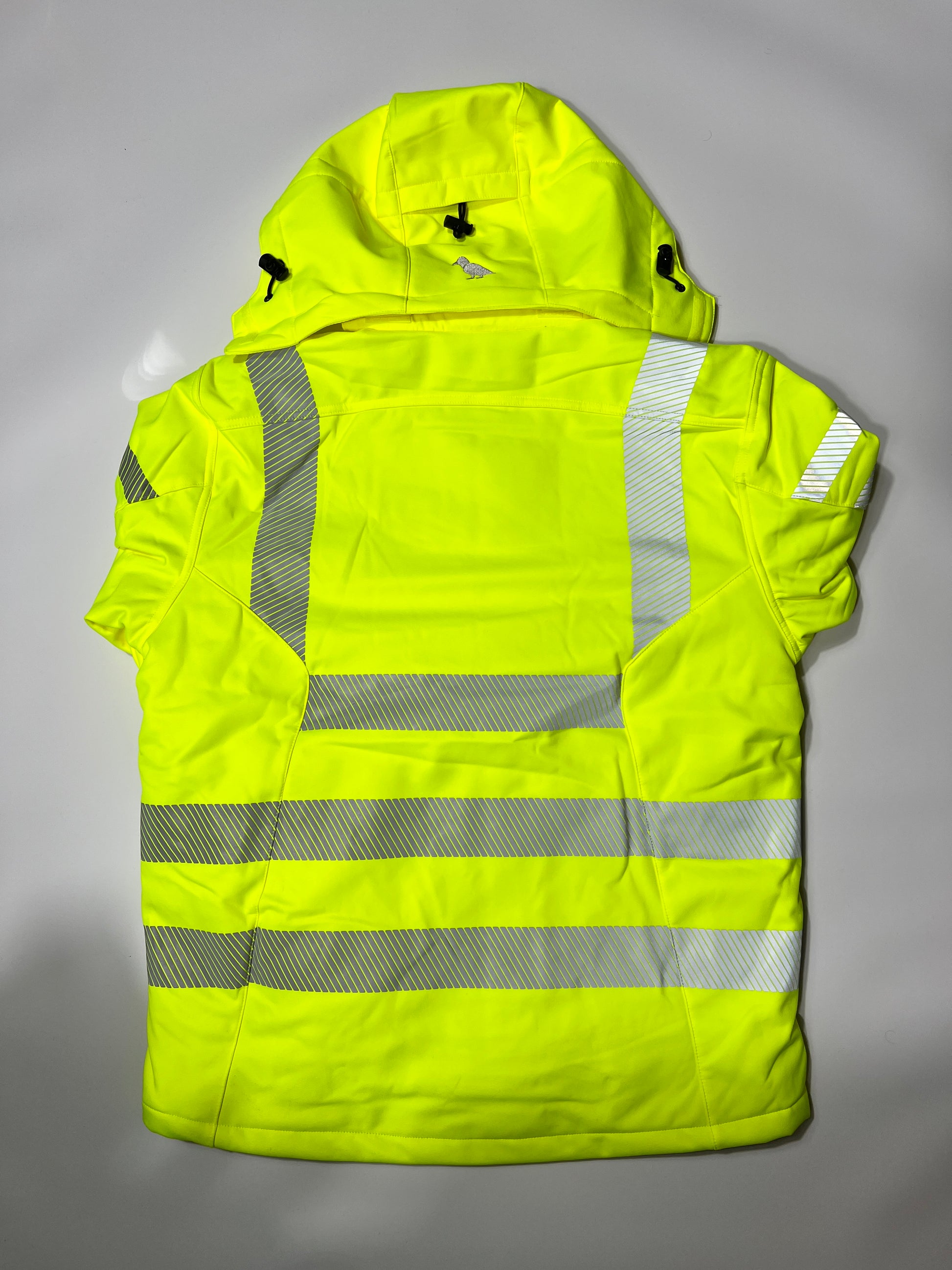 Rückseite einer Softshelljacke mit Reflektoren in warngelb