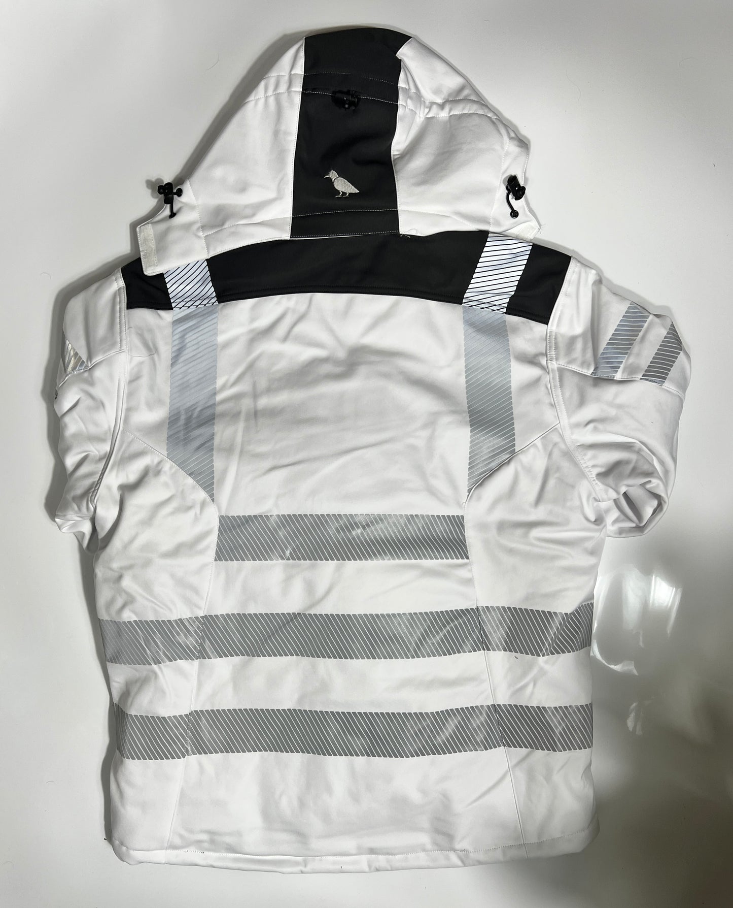 Rückseite einer schwarzen Softshelljacke mit Reflektoren