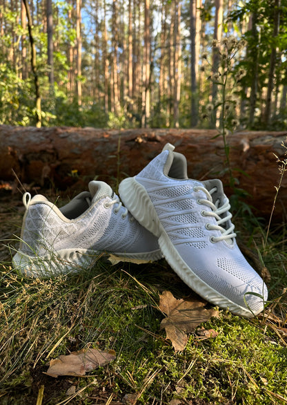 Weiße sportliche S3-Sicherheitsschuhe im Wald