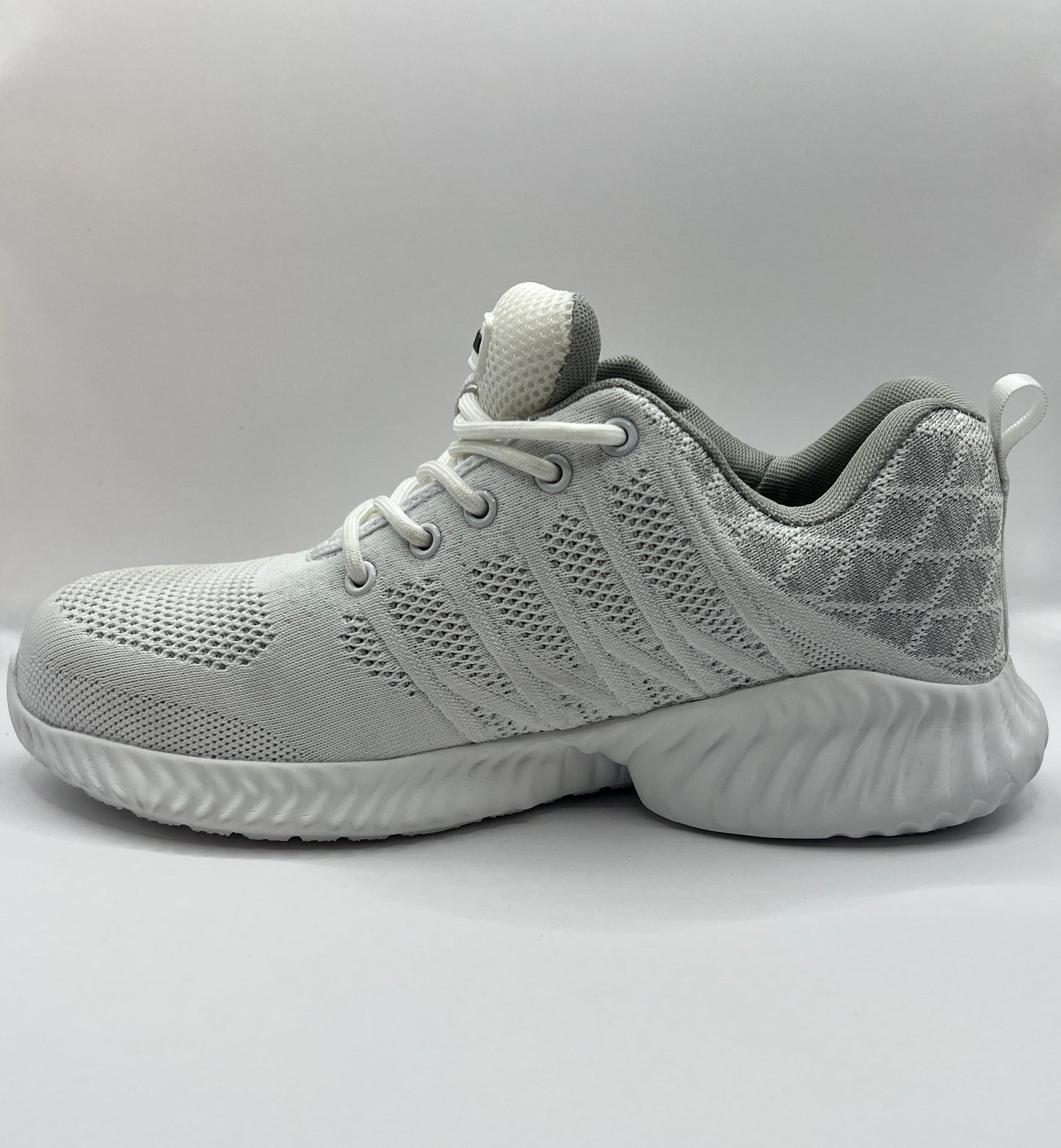 Sportlicher S3 Sicherheitsschuh in weißer Farbe mit grauen Akzenten