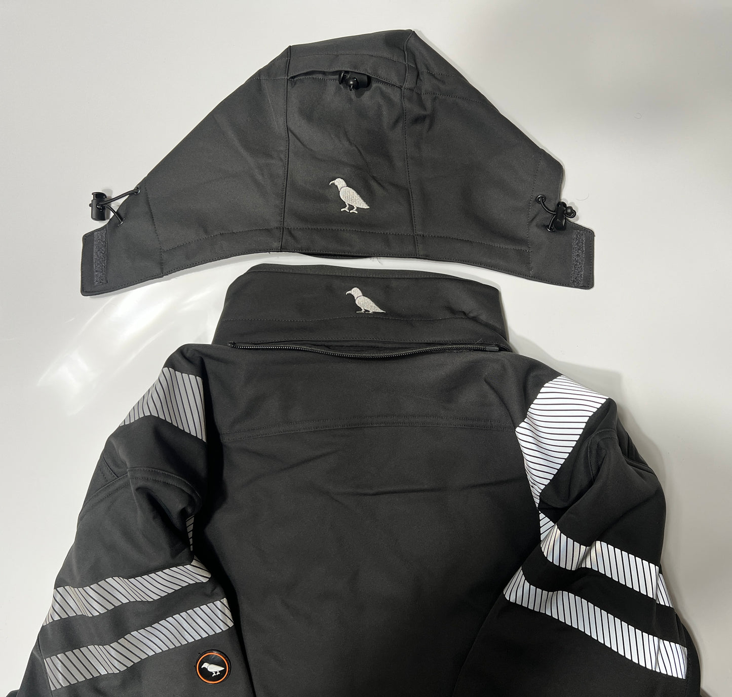 Schwarze Kapuze entfernt von der Softshelljacke