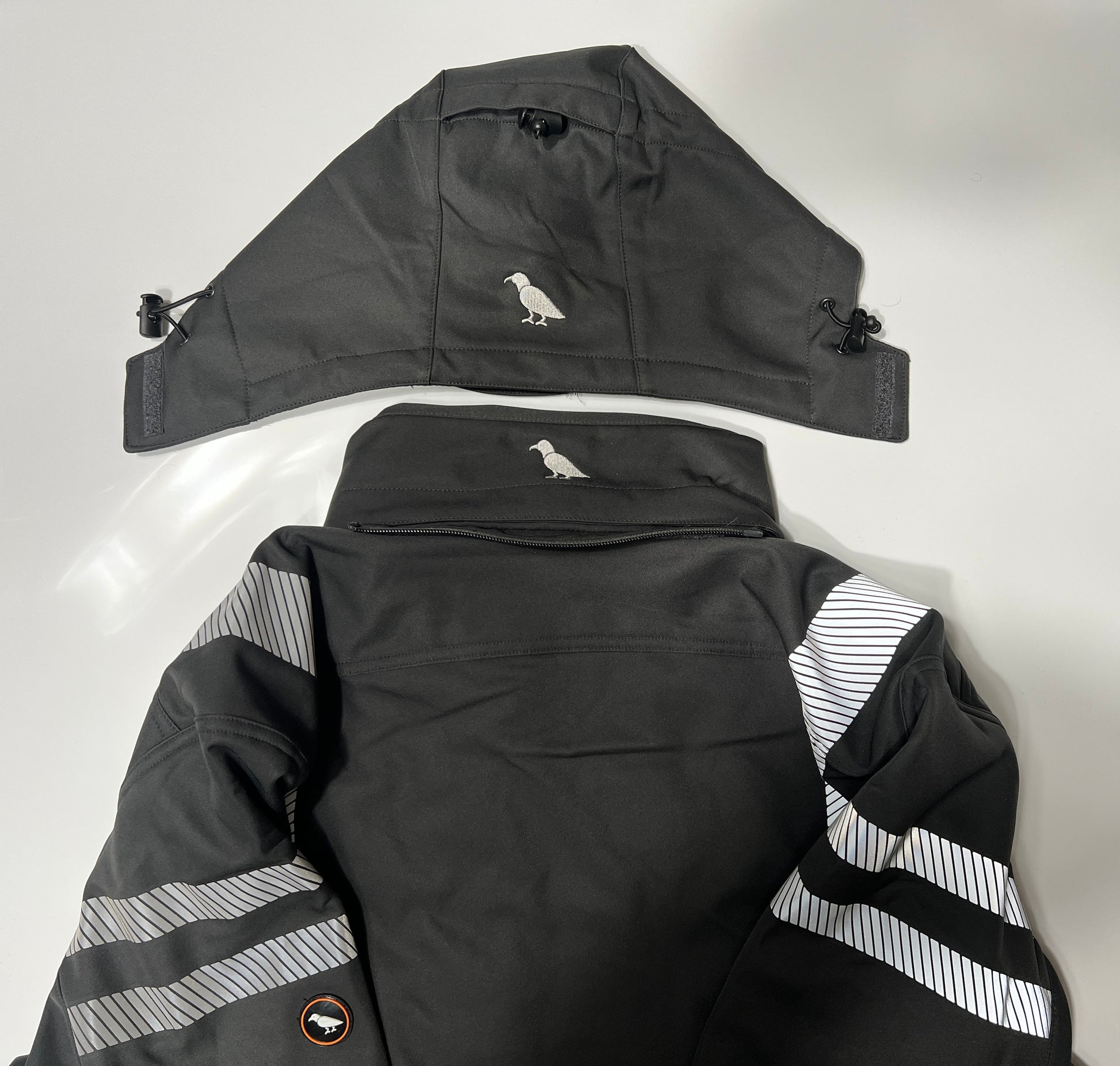 Schwarze Kapuze entfernt von der Softshelljacke