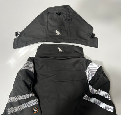 Schwarze Kapuze entfernt von der Softshelljacke