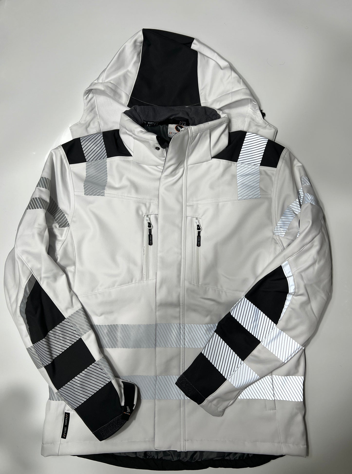 Vorderseite einer weißen Softshelljacke mit Reflektoren
