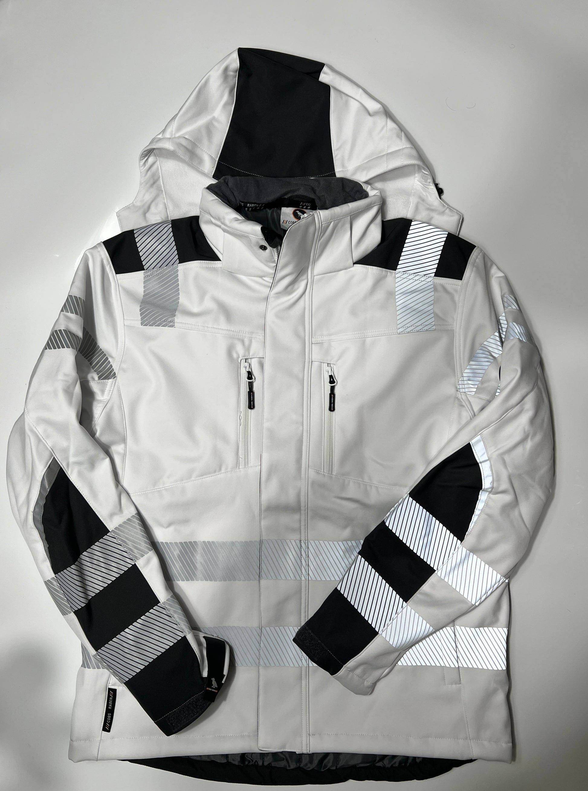 Vorderseite einer weißen Softshelljacke mit Reflektoren
