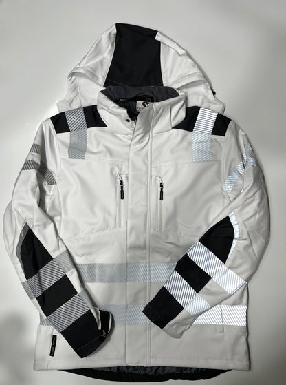Vorderseite einer weißen Softshelljacke mit Reflektoren