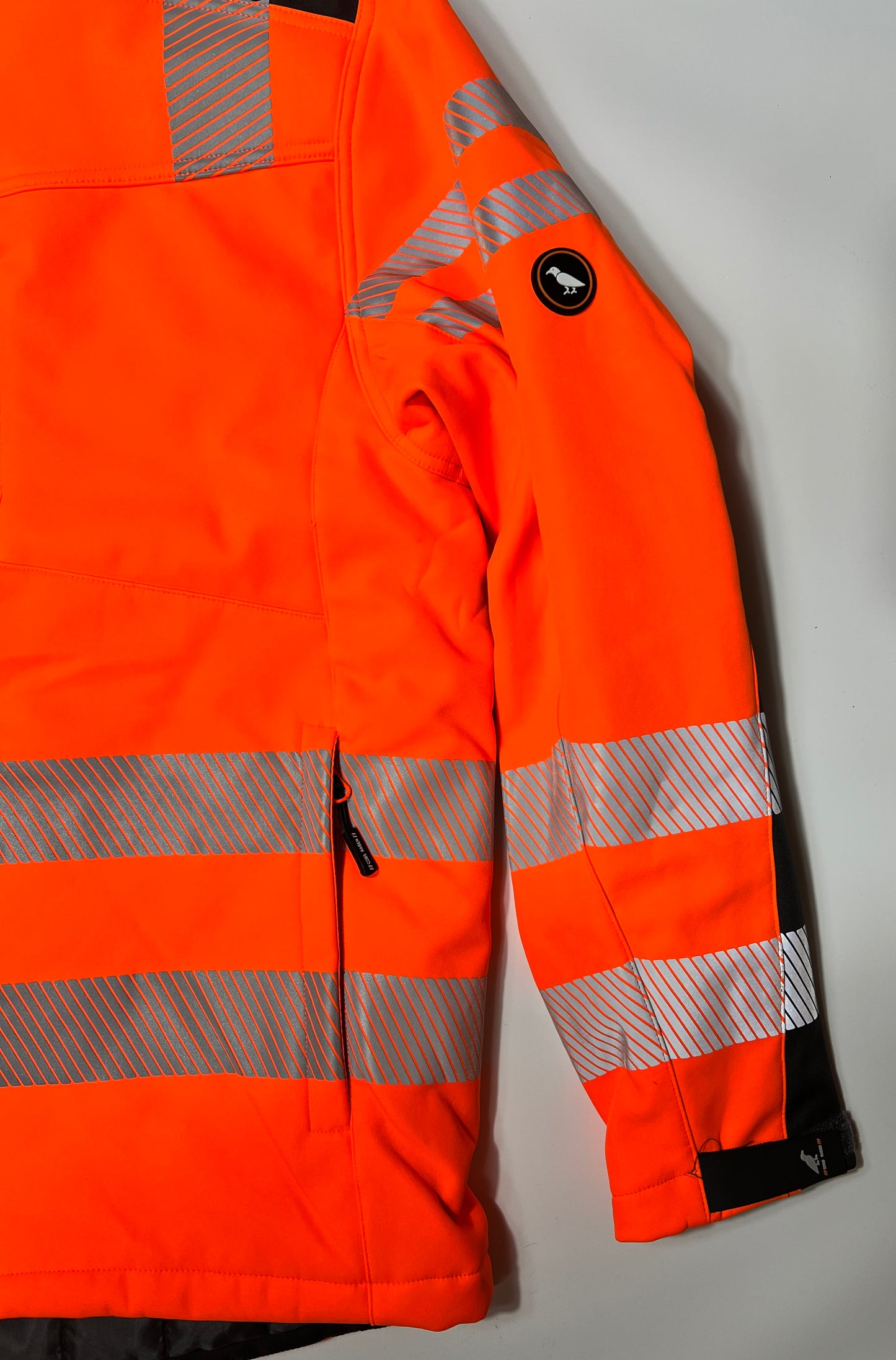 Ärmelseite einer Softshelljacke in warnorange