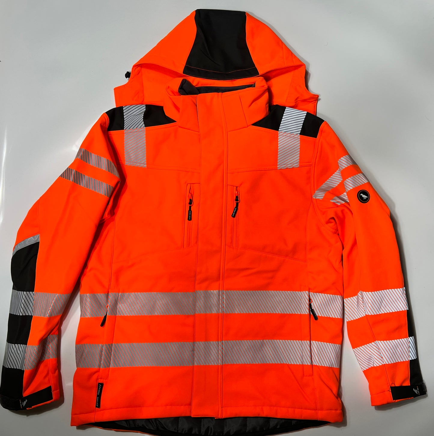 Vorderseite einer Softshelljacke in warnorange mit Reflektoren