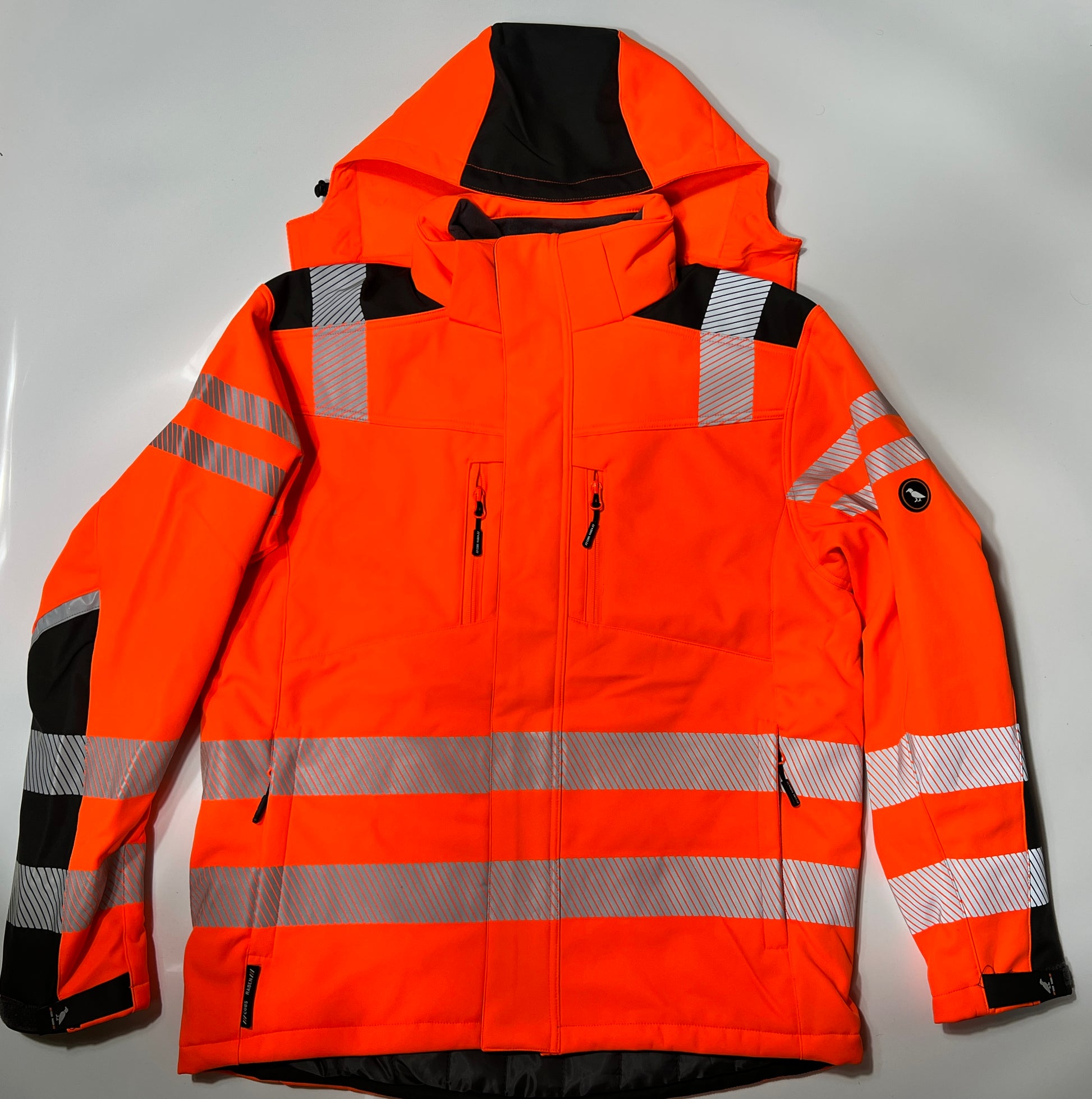 Vorderseite einer Softshelljacke in warnorange mit Reflektoren