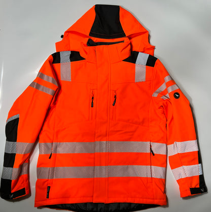 Vorderseite einer Softshelljacke in warnorange mit Reflektoren