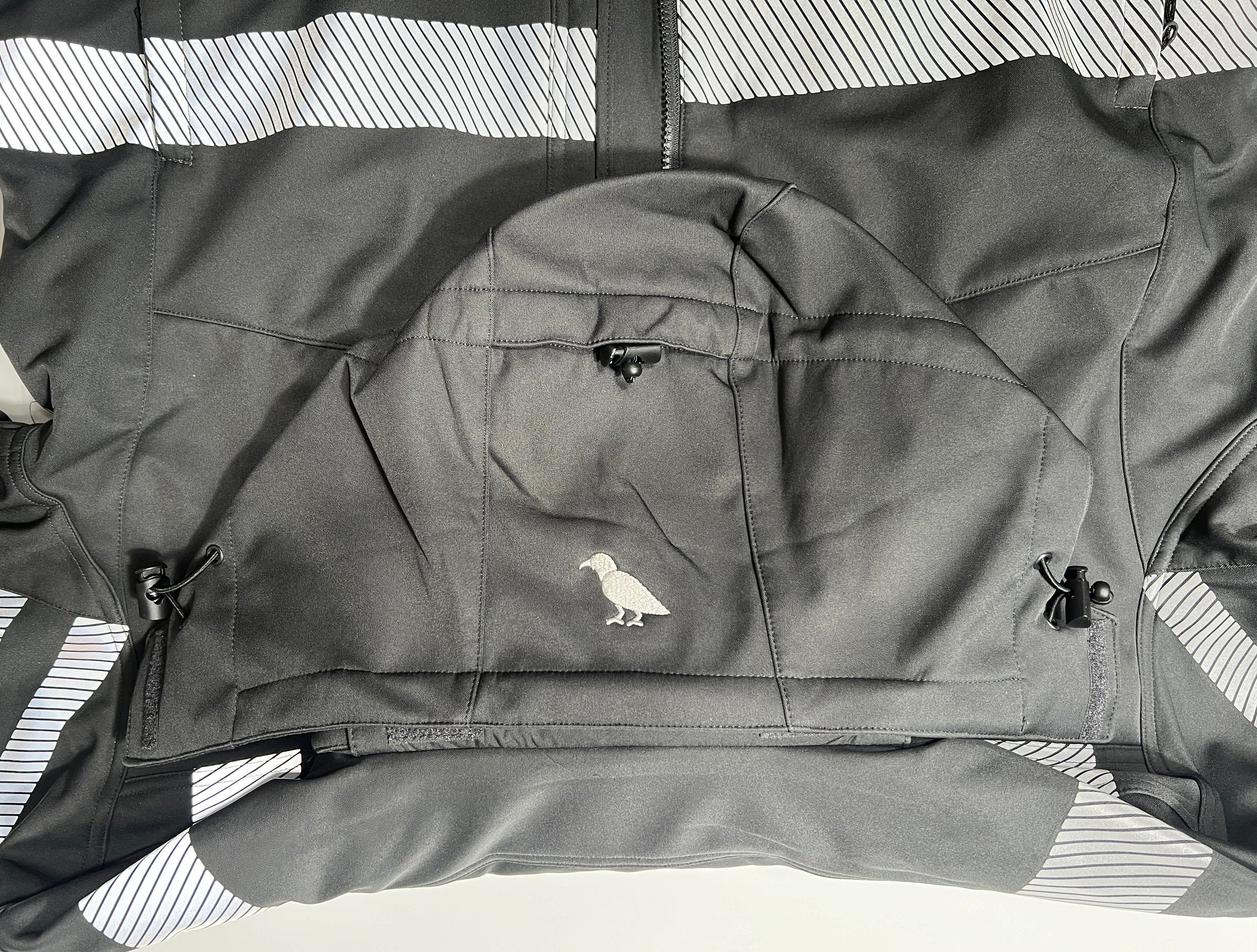 Schwarze Kapuze mit Regler und Logo