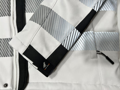 Ärmel der weißen Softselljacke mit Weitenregler mit Logo 